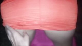 Le subo el vestido rojo y le doy de perrito con la pantaleta puesta