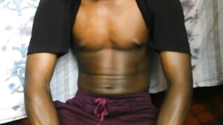 SOLO HUNK WITH MUSCLE CHEST TEASING