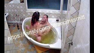 я трахалась в ванне и затопила соседей снизу