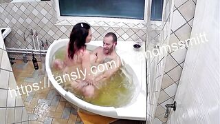 я трахалась в ванне и затопила соседей снизу