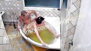 горячую милфу мощно оттрахали в ванне