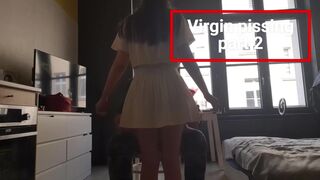 Dziewczynka sika, pokazuje pipkę i dupkę. Mycie cipki posikaniu