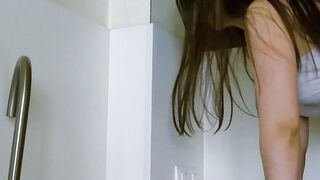 Dziewczynka sika, pokazuje pipkę i dupkę. Mycie cipki posikaniu