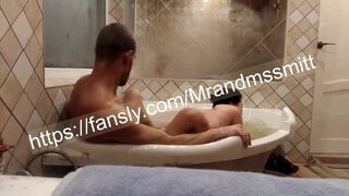 я пришла помыться в ванне, а меня жестко трахнули