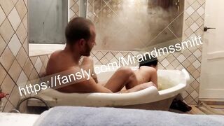 я пришла помыться в ванне, а меня жестко трахнули