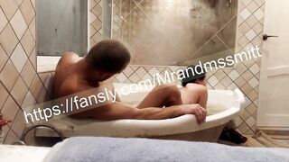 я пришла помыться в ванне, а меня жестко трахнули