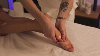The masseur fondled the hotty's snatch during the time that this babe sucked his schlong - 1.164