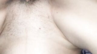 Большой член красиво раздвигает дырочки сексуальной жены