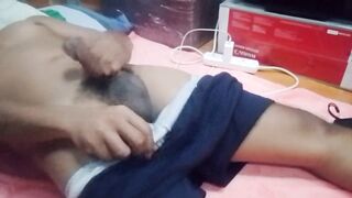 May nakatingin sakin nag jajakol.