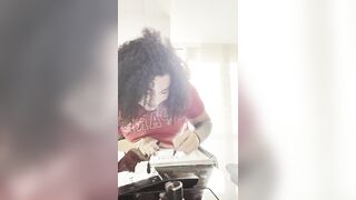 Esposa DEPRAVADA me engaña para follarme en LA COCINA