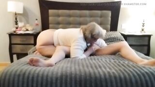 Vecina culona chupando verga