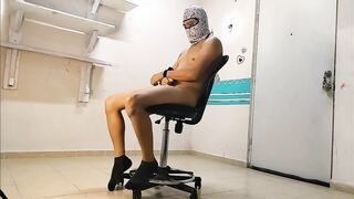 Atado y humillado, su culo me vuelve loca, quiero cojerlo y mamarle la verga