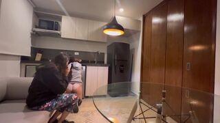 Mi esposo me envía a una fontanera para que no le sea infiel y ella me destapa la cañería!