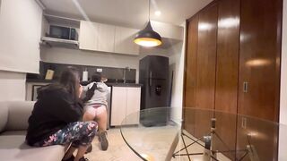 Mi esposo me envía a una fontanera para que no le sea infiel y ella me destapa la cañería!