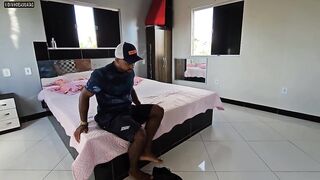 SEDUZIR MEU AMIGO NEGAO E ELE NÃO RESISTIU E MIM FUDEU BEM GOSTOSO MIM FAZENDO GOZAR NA PIROCA DELE