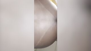 tomando no cu em pé, igual vaca , com bastante gel para ir bem fundo e ficar bem arrombada