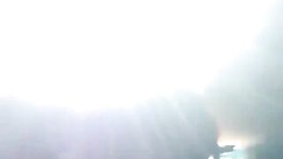 roulage de pelle entre fille dans la voiture