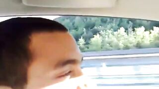roulage de pelle entre fille dans la voiture