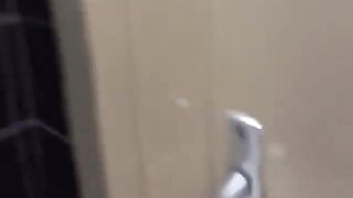 2 lesbianas se encierran en el servicio para jugar