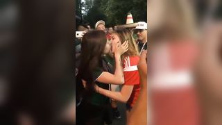 Beso lesbico en el mundial (Rusia VS Mexico) con cual vas?