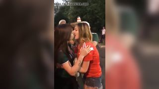Beso lesbico en el mundial (Rusia VS Mexico) con cual vas?