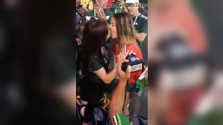 Beso lesbico en el mundial (Rusia VS Mexico) con cual vas?