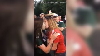 Beso lesbico en el mundial (Rusia VS Mexico) con cual vas?
