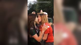 Beso lesbico en el mundial (Rusia VS Mexico) con cual vas?