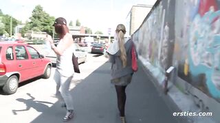 Minka macht Krissi den Berliner Curry -Stripe Tease