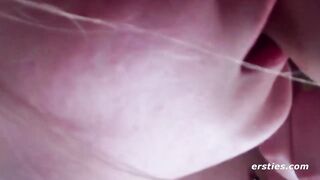 Minka macht Krissi den Berliner Curry -Stripe Tease
