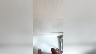 J’éjacules partout dans ma douche!