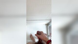 J’éjacules partout dans ma douche!