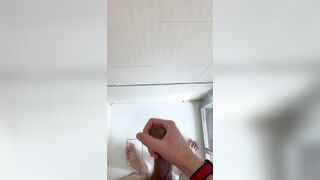 J’éjacules partout dans ma douche!