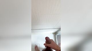 J’éjacules partout dans ma douche!