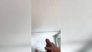 J’éjacules partout dans ma douche!