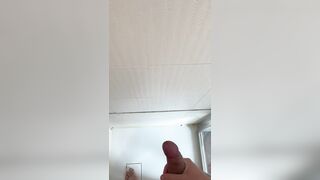 J’éjacules partout dans ma douche!