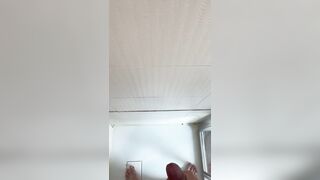 J’éjacules partout dans ma douche!