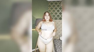 hawt gal shows her butt