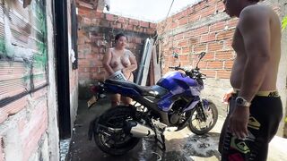 mi vecino me ayuda a lavar la moto y despues me folla