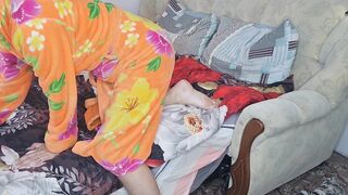 Heiße Ehefrau setzte sich rittlings auf ihren Kumpel, während ihr Mann unter der Dusche war