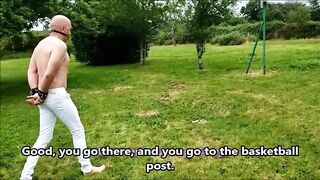 Dominatrice Française pisse sur cet être inférieur chaste et nu dans le jardin. VOST engl