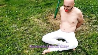 Dominatrice Française pisse sur cet être inférieur chaste et nu dans le jardin. VOST engl