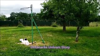 Dominatrice Française pisse sur cet être inférieur chaste et nu dans le jardin. VOST engl