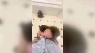 Bonne pipe dans hall d’immeuble parisien