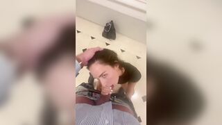 Bonne pipe dans hall d’immeuble parisien