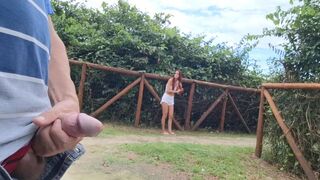 Punheta arriscada na rua e moça estranha viu!