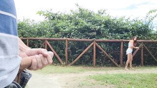 Punheta arriscada na rua e moça estranha viu!