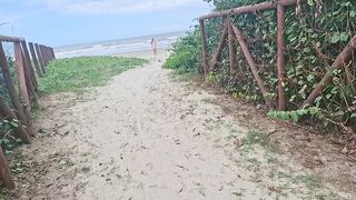 Punheta arriscada na rua e moça estranha viu!