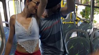 Estudante deixa homem esfregar pau em sua bunda no ônibus e fode em público!