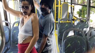 Estudante deixa homem esfregar pau em sua bunda no ônibus e fode em público!